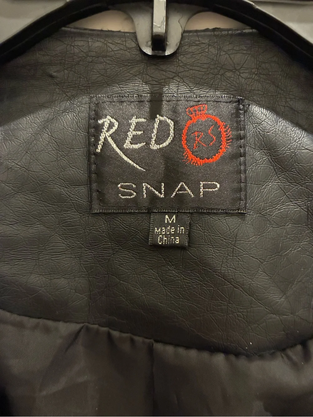Red Snap sleek black